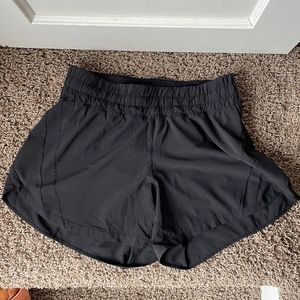 Lululemon Track That mid rise short, 5”